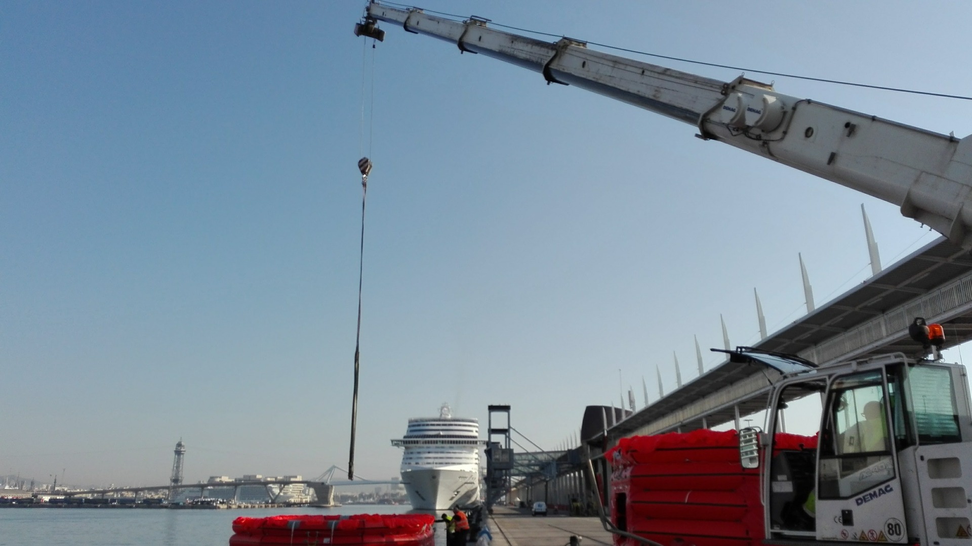 GRUA EN BARCO PUERTO DE BARCELONA (1)